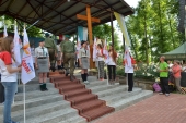 Symbole ŚDM wśród pielgrzymów w Różanymstoku